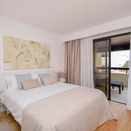 Stylish One Bedroom With Swimming Pool