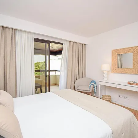 Stylish One Bedroom With Swimming Pool Apartment