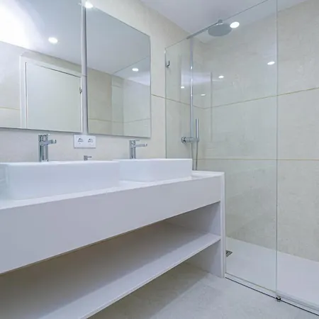 Stylish One Bedroom With Swimming Pool