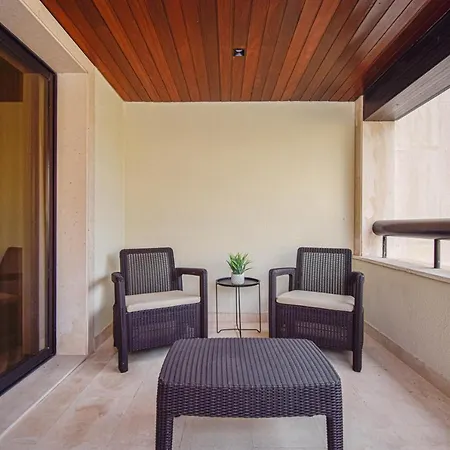 Stylish One Bedroom With Swimming Pool Apartment *