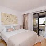 Stylish One Bedroom With Swimming Pool