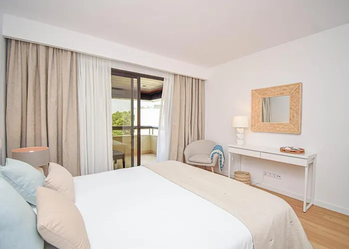 Stylish One Bedroom With Swimming Pool Apartment