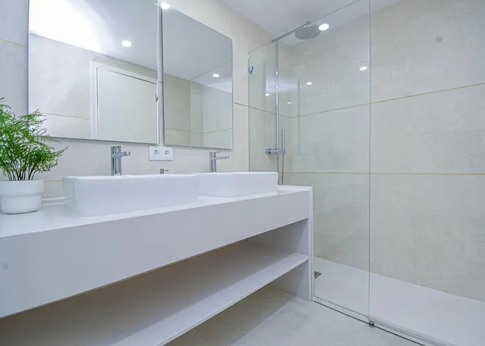 Stylish One Bedroom With Swimming Pool